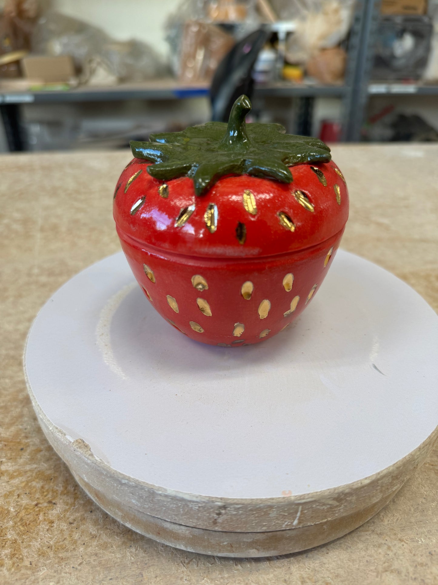 Strawberry jar (gold luster)
