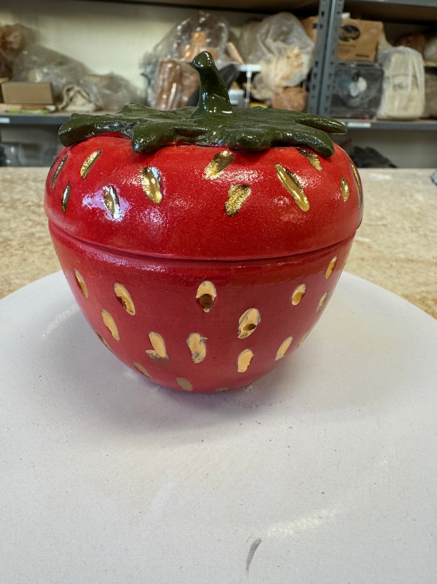 Strawberry jar (gold luster)