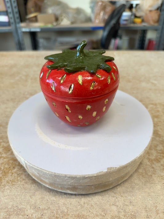 Strawberry jar (gold luster)